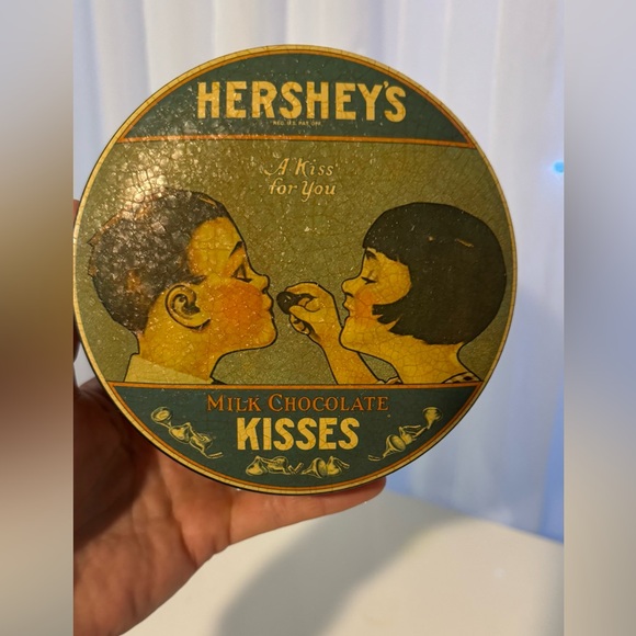 Vintage 1982 HERSHEY'S Milk Chocolate Kisses, Collectible Tin. Made In England - Picture 3 of 10